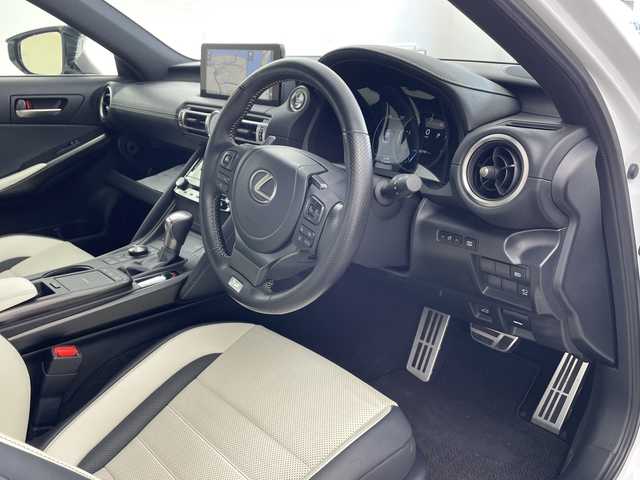 レクサス ＩＳ 300 Fスポーツ 兵庫県 2020(令2)年 3.6万km ホワイトノーヴァガラスフレーク ・ワンオーナー車/・純正10.3インチナビ/CD/DVD/Bluetooth/TV/・パノラミックビューモニター/・ビルトインETC2.0/・前後ドライブレコーダー/・ Lexus Safety System +/・プリクラッシュセーフティ/・レーントレーシングアシスト/・オートマチックハイビーム/・レーダークルーズコントロール（全車速追従機能付）/・ロードサインアシスト/・先行車発進告知機能/・ドライバー異常時対応システム/・ブラインドスポットモニター/・パーキングサポートブレーキ/・TRDエアロ/・TRDマフラー/・トランクスポイラー/・オレンジキャリパー/・レザーシート/・パワーシート/・前席シートヒーター/・ステアリングヒーター/・スマートキー/・3眼LEDライト/・TVキャンセラー/・nanoeX/・ドアミラーヒーター/・純正アルミホイール/・純正フロアマット