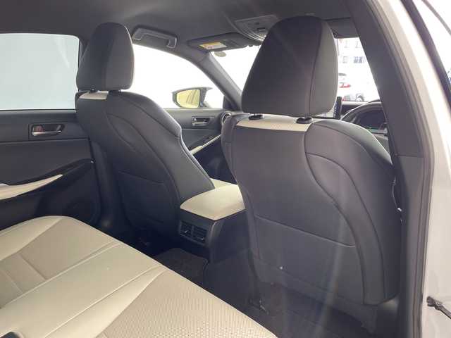 レクサス ＩＳ 300 Fスポーツ 兵庫県 2020(令2)年 3.6万km ホワイトノーヴァガラスフレーク ・ワンオーナー車/・純正10.3インチナビ/CD/DVD/Bluetooth/TV/・パノラミックビューモニター/・ビルトインETC2.0/・前後ドライブレコーダー/・ Lexus Safety System +/・プリクラッシュセーフティ/・レーントレーシングアシスト/・オートマチックハイビーム/・レーダークルーズコントロール（全車速追従機能付）/・ロードサインアシスト/・先行車発進告知機能/・ドライバー異常時対応システム/・ブラインドスポットモニター/・パーキングサポートブレーキ/・TRDエアロ/・TRDマフラー/・トランクスポイラー/・オレンジキャリパー/・レザーシート/・パワーシート/・前席シートヒーター/・ステアリングヒーター/・スマートキー/・3眼LEDライト/・TVキャンセラー/・nanoeX/・ドアミラーヒーター/・純正アルミホイール/・純正フロアマット