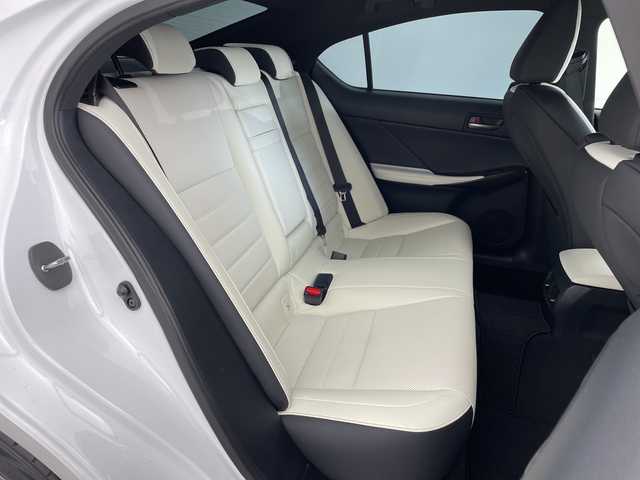 レクサス ＩＳ 300 Fスポーツ 兵庫県 2020(令2)年 3.6万km ホワイトノーヴァガラスフレーク ・ワンオーナー車/・純正10.3インチナビ/CD/DVD/Bluetooth/TV/・パノラミックビューモニター/・ビルトインETC2.0/・前後ドライブレコーダー/・ Lexus Safety System +/・プリクラッシュセーフティ/・レーントレーシングアシスト/・オートマチックハイビーム/・レーダークルーズコントロール（全車速追従機能付）/・ロードサインアシスト/・先行車発進告知機能/・ドライバー異常時対応システム/・ブラインドスポットモニター/・パーキングサポートブレーキ/・TRDエアロ/・TRDマフラー/・トランクスポイラー/・オレンジキャリパー/・レザーシート/・パワーシート/・前席シートヒーター/・ステアリングヒーター/・スマートキー/・3眼LEDライト/・TVキャンセラー/・nanoeX/・ドアミラーヒーター/・純正アルミホイール/・純正フロアマット