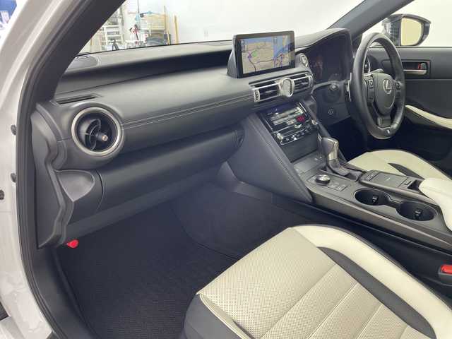 レクサス ＩＳ 300 Fスポーツ 兵庫県 2020(令2)年 3.6万km ホワイトノーヴァガラスフレーク ・ワンオーナー車/・純正10.3インチナビ/CD/DVD/Bluetooth/TV/・パノラミックビューモニター/・ビルトインETC2.0/・前後ドライブレコーダー/・ Lexus Safety System +/・プリクラッシュセーフティ/・レーントレーシングアシスト/・オートマチックハイビーム/・レーダークルーズコントロール（全車速追従機能付）/・ロードサインアシスト/・先行車発進告知機能/・ドライバー異常時対応システム/・ブラインドスポットモニター/・パーキングサポートブレーキ/・TRDエアロ/・TRDマフラー/・トランクスポイラー/・オレンジキャリパー/・レザーシート/・パワーシート/・前席シートヒーター/・ステアリングヒーター/・スマートキー/・3眼LEDライト/・TVキャンセラー/・nanoeX/・ドアミラーヒーター/・純正アルミホイール/・純正フロアマット