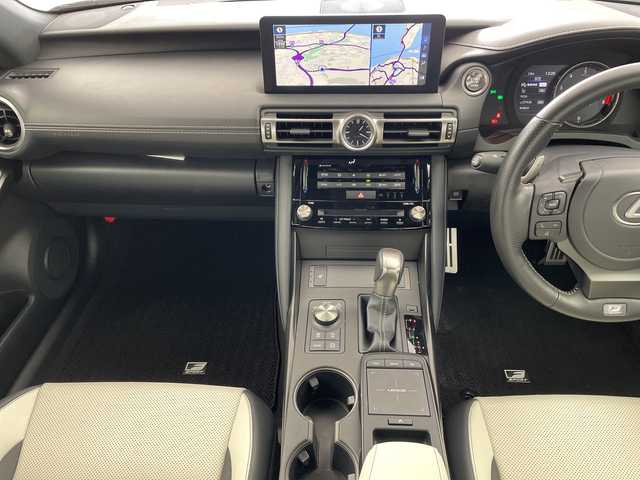 レクサス ＩＳ 300 Fスポーツ 兵庫県 2020(令2)年 3.6万km ホワイトノーヴァガラスフレーク ・ワンオーナー車/・純正10.3インチナビ/CD/DVD/Bluetooth/TV/・パノラミックビューモニター/・ビルトインETC2.0/・前後ドライブレコーダー/・ Lexus Safety System +/・プリクラッシュセーフティ/・レーントレーシングアシスト/・オートマチックハイビーム/・レーダークルーズコントロール（全車速追従機能付）/・ロードサインアシスト/・先行車発進告知機能/・ドライバー異常時対応システム/・ブラインドスポットモニター/・パーキングサポートブレーキ/・TRDエアロ/・TRDマフラー/・トランクスポイラー/・オレンジキャリパー/・レザーシート/・パワーシート/・前席シートヒーター/・ステアリングヒーター/・スマートキー/・3眼LEDライト/・TVキャンセラー/・nanoeX/・ドアミラーヒーター/・純正アルミホイール/・純正フロアマット