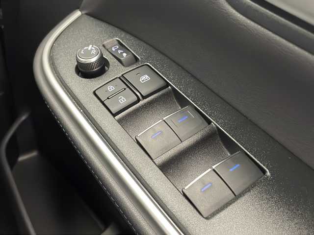 トヨタ ヴォクシー S－Z 宮崎県 2023(令5)年 1.5万km アティチュードブラックマイカ 禁煙車/トヨタセーフティセンス/純正10.5型ディスプレイオーディオナビTV/（T-CONNECT/Bluetooth/USB/HDMI/フルセグTV)/純正バックカメラ/純正ビルトイン2.0ETC/純正3眼LEDオートライト/純正モデリスタ/シグネチャーイルミグリル/純正17インチアルミ/純正エアロ/純正ルーフエンドスポイラー/純正フロアマット/社外clazzioシートカバー/社外前後ドライブレコーダー/両側電動スライドドア/プリクラッシュセーフティ/レーンディパーチャーアラート/オートマチックハイビーム/アダプティブクルーズコントロール/クリアランスソナー/電子パーキング/オートホールド/Wオートエアコン/前席シートヒーター/オート電動格納ミラー/本革巻ハンドル/スマートキー/プッシュエンジンスタート/スペアキー/新車時保証書/取扱い説明書