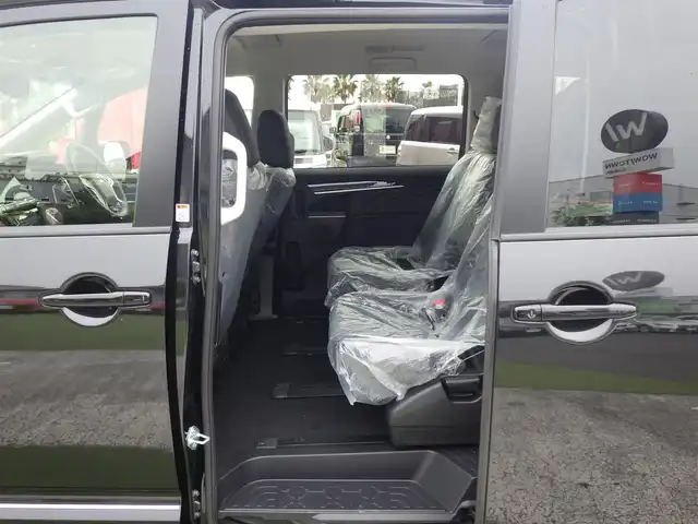三菱 デリカＤ：５ シャモニー 千葉県 2025(令7)年 0.1万km未満 黒Ⅱ 【CHAMONIX (7人)　4WD　e-Assist/オリジナルナビ取付パッケージ＋リアモニター取付パッケージ(25/300)　ステップレス　（7人）D:5専用11型ナビゲーション(322/300)/e-Assist/・衝突被害軽減ブレーキシステム（FCM）/・車線逸脱警報システム（LDW）/・レーダークルーズコントロールシステム（ACC）/・誤発進抑制機能（前進＆後退時）（UMS）/・オートマチックハイビーム[AHB]/両側パワースライドドア/エレクトリックテールゲート/純正メモリーナビ/地デジTV/【DVD/CD再生機能　Bluetooth接続】/マルチアラウンドモニター/運転席パワーシート/前席シートヒーター/ステアリングヒーター/ステアリングスイッチ/革巻きステアリング/パドルシフト/純正18インチアルミホイル/サイド/カーテンエアバッグ/キーレスオペレーションシステム
