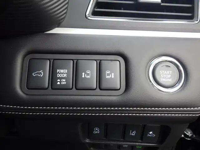 三菱 デリカＤ：５ シャモニー 千葉県 2025(令7)年 0.1万km未満 黒Ⅱ 【CHAMONIX (7人)　4WD　e-Assist/オリジナルナビ取付パッケージ＋リアモニター取付パッケージ(25/300)　ステップレス　（7人）D:5専用11型ナビゲーション(322/300)/e-Assist/・衝突被害軽減ブレーキシステム（FCM）/・車線逸脱警報システム（LDW）/・レーダークルーズコントロールシステム（ACC）/・誤発進抑制機能（前進＆後退時）（UMS）/・オートマチックハイビーム[AHB]/両側パワースライドドア/エレクトリックテールゲート/純正メモリーナビ/地デジTV/【DVD/CD再生機能　Bluetooth接続】/マルチアラウンドモニター/運転席パワーシート/前席シートヒーター/ステアリングヒーター/ステアリングスイッチ/革巻きステアリング/パドルシフト/純正18インチアルミホイル/サイド/カーテンエアバッグ/キーレスオペレーションシステム