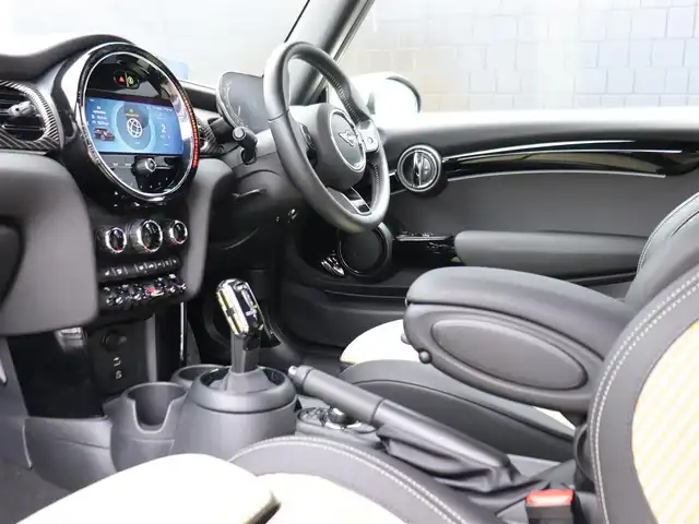 ＭＩＮＩ ＢＭＷ ミニ クーパー  レゾリュートED 静岡県 2022(令4)年 2.1万km 緑Ⅱ 特別仕様車/インテリジェントセーフティ/衝突軽減ブレーキ車線逸脱警告/MINIapp対応ディスプレイオーディオBluetooth/バックカメラ/専用ボディーカラー/専用ハーフレザーシート シートヒーター /MINIドライビングMODE/リヤガラスフィルム施工/ミラー一体型DSRCETC/コンフォートアクセス/LEDヘッドライト/前後パークディスタンス
