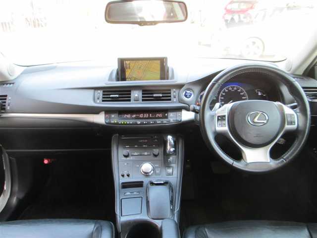 レクサス ＣＴ 200h バージョンL 千葉県 2011(平23)年 8.4万km ホワイトパールクリスタルシャイン 純正HDDナビ、フルセグTV/純正オーディオ【DVD/CD/USB/AUX】/バックモニター/サンルーフ/黒革シート/HIDヘッドライト&社外LEDフォグ/純正17インチアルミホイール/ウィンカードアミラー/運転席パワーシート&シートメモリー/前席シートヒーター/クルーズコントロール/パドルシフト付きステアリング/前後コーナーセンサー/ビルトインETC、スペアキー/取扱説明書/ナビ取扱説明書/新車時保証書/H25.26.27.28.29.R1整備記録簿