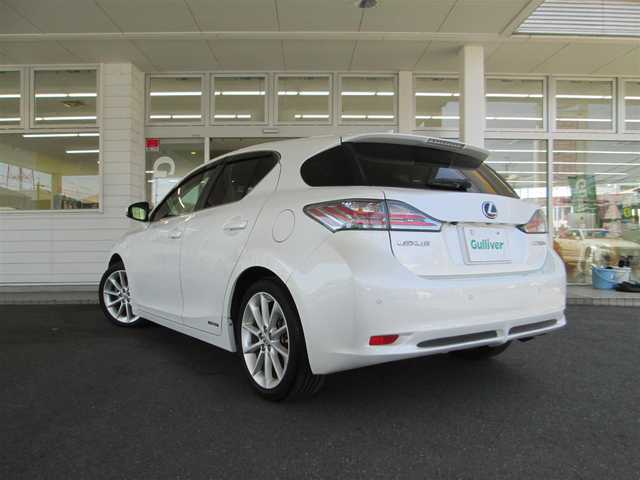レクサス ＣＴ 200h バージョンL 千葉県 2011(平23)年 8.4万km ホワイトパールクリスタルシャイン 純正HDDナビ、フルセグTV/純正オーディオ【DVD/CD/USB/AUX】/バックモニター/サンルーフ/黒革シート/HIDヘッドライト&社外LEDフォグ/純正17インチアルミホイール/ウィンカードアミラー/運転席パワーシート&シートメモリー/前席シートヒーター/クルーズコントロール/パドルシフト付きステアリング/前後コーナーセンサー/ビルトインETC、スペアキー/取扱説明書/ナビ取扱説明書/新車時保証書/H25.26.27.28.29.R1整備記録簿