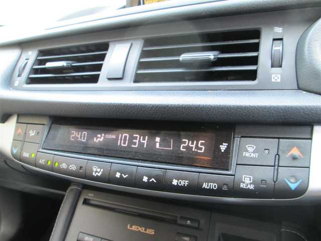 レクサス ＣＴ 200h バージョンL 千葉県 2011(平23)年 8.4万km ホワイトパールクリスタルシャイン 純正HDDナビ、フルセグTV/純正オーディオ【DVD/CD/USB/AUX】/バックモニター/サンルーフ/黒革シート/HIDヘッドライト&社外LEDフォグ/純正17インチアルミホイール/ウィンカードアミラー/運転席パワーシート&シートメモリー/前席シートヒーター/クルーズコントロール/パドルシフト付きステアリング/前後コーナーセンサー/ビルトインETC、スペアキー/取扱説明書/ナビ取扱説明書/新車時保証書/H25.26.27.28.29.R1整備記録簿