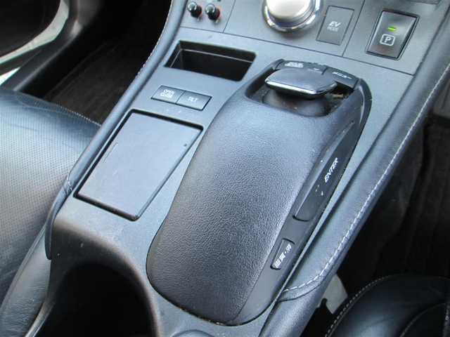 レクサス ＣＴ 200h バージョンL 千葉県 2011(平23)年 8.4万km ホワイトパールクリスタルシャイン 純正HDDナビ、フルセグTV/純正オーディオ【DVD/CD/USB/AUX】/バックモニター/サンルーフ/黒革シート/HIDヘッドライト&社外LEDフォグ/純正17インチアルミホイール/ウィンカードアミラー/運転席パワーシート&シートメモリー/前席シートヒーター/クルーズコントロール/パドルシフト付きステアリング/前後コーナーセンサー/ビルトインETC、スペアキー/取扱説明書/ナビ取扱説明書/新車時保証書/H25.26.27.28.29.R1整備記録簿