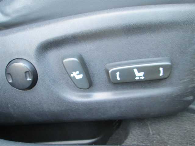 レクサス ＣＴ 200h バージョンL 千葉県 2011(平23)年 8.4万km ホワイトパールクリスタルシャイン 純正HDDナビ、フルセグTV/純正オーディオ【DVD/CD/USB/AUX】/バックモニター/サンルーフ/黒革シート/HIDヘッドライト&社外LEDフォグ/純正17インチアルミホイール/ウィンカードアミラー/運転席パワーシート&シートメモリー/前席シートヒーター/クルーズコントロール/パドルシフト付きステアリング/前後コーナーセンサー/ビルトインETC、スペアキー/取扱説明書/ナビ取扱説明書/新車時保証書/H25.26.27.28.29.R1整備記録簿