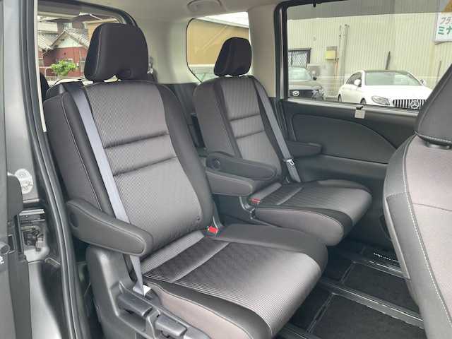 日産 セレナ e－パワー ハイウェイスター V 三重県 2020(令2)年 3.5万km ダークメタルグレー セーフティパックA/・カーテン/サイドエアバック/・インテリジェントアラウンドビューモニター/・ふらつき警報/・ヒーター付ドアミラー/全方位運転支援システム/・インテリジェントエマージェンシーブレーキ/・後側方車両検知警報/・後退時車両検知警報/・標識検知機能/・踏み間違い衝突防止アシスト/・車線逸脱防止支援システム/・車線逸脱警報/・後側方衝突防止支援システム/1オーナー/純正フリップダウンモニター/純正10型SDナビ/フルセグTV/【CD/DVD/BD/SD/Bluetooth/ipod/USB】/ビルトインETC/ドライブレコーダー/両側パワースライドドア/パーソナルテーブル/オートライト/アダプティブLEDヘッドランプ/LEDフロントフォグランプ/195/65R15インチ純正AW/プッシュスタート/スマートキー/スペアキー/純正フロアマット