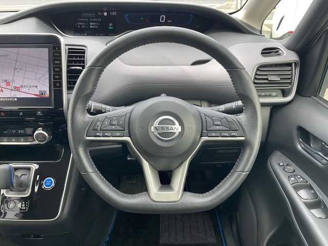 日産 セレナ e－パワー ハイウェイスター V 三重県 2020(令2)年 3.5万km ダークメタルグレー セーフティパックA/・カーテン/サイドエアバック/・インテリジェントアラウンドビューモニター/・ふらつき警報/・ヒーター付ドアミラー/全方位運転支援システム/・インテリジェントエマージェンシーブレーキ/・後側方車両検知警報/・後退時車両検知警報/・標識検知機能/・踏み間違い衝突防止アシスト/・車線逸脱防止支援システム/・車線逸脱警報/・後側方衝突防止支援システム/1オーナー/純正フリップダウンモニター/純正10型SDナビ/フルセグTV/【CD/DVD/BD/SD/Bluetooth/ipod/USB】/ビルトインETC/ドライブレコーダー/両側パワースライドドア/パーソナルテーブル/オートライト/アダプティブLEDヘッドランプ/LEDフロントフォグランプ/195/65R15インチ純正AW/プッシュスタート/スマートキー/スペアキー/純正フロアマット