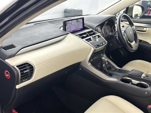 レクサス ＮＸ 300 Iパッケージ 兵庫県 2017(平29)年 4.1万km グラファイトブラックガラスフレーク ・純正ナビ&Bluetooth&CD&DVD&SD&Miracast&USB/・全方位カメラ/・LEXUSsafety/・プリクラッシュセーフティ/・レーンディパーチャーアラート/・ブラインドスポットモニター/・オートマチックハイビーム/・クリアランスソナー/・ステアリングヒーター/・パドルシフト/・レーダークルーズコントロール/・電動パーキングブレーキ/・ビルドインETC2.0/・レザーシート/・ヒートシーター（D席＋N席）/・メモリシート（D席）/・パワーバックドア/・純正フロアマット/・電動リアゲート/・純正19インチアルミホイール/・スマートキー/・3眼LEDヘッドライト/・オートライト/・オートマチックハイビーム/・Wエアバッグ/・カーテンエアバッグ/・アイドリングストップ