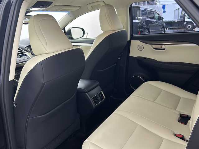 レクサス ＮＸ 300 Iパッケージ 兵庫県 2017(平29)年 4.1万km グラファイトブラックガラスフレーク ・純正ナビ&Bluetooth&CD&DVD&SD&Miracast&USB/・全方位カメラ/・LEXUSsafety/・プリクラッシュセーフティ/・レーンディパーチャーアラート/・ブラインドスポットモニター/・オートマチックハイビーム/・クリアランスソナー/・ステアリングヒーター/・パドルシフト/・レーダークルーズコントロール/・電動パーキングブレーキ/・ビルドインETC2.0/・レザーシート/・ヒートシーター（D席＋N席）/・メモリシート（D席）/・パワーバックドア/・純正フロアマット/・電動リアゲート/・純正19インチアルミホイール/・スマートキー/・3眼LEDヘッドライト/・オートライト/・オートマチックハイビーム/・Wエアバッグ/・カーテンエアバッグ/・アイドリングストップ