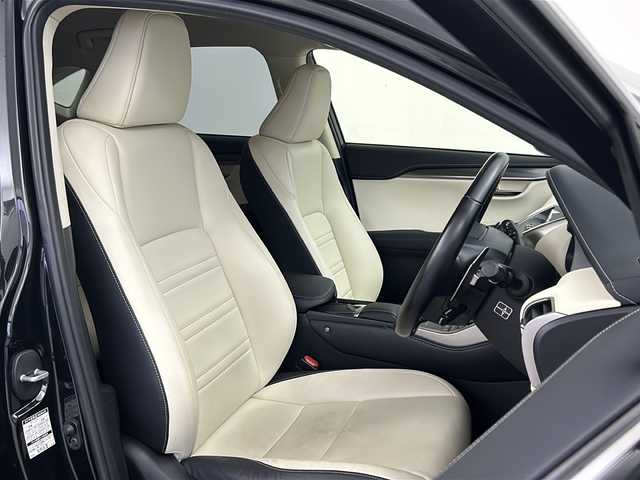 レクサス ＮＸ 300 Iパッケージ 兵庫県 2017(平29)年 4.1万km グラファイトブラックガラスフレーク ・純正ナビ&Bluetooth&CD&DVD&SD&Miracast&USB/・全方位カメラ/・LEXUSsafety/・プリクラッシュセーフティ/・レーンディパーチャーアラート/・ブラインドスポットモニター/・オートマチックハイビーム/・クリアランスソナー/・ステアリングヒーター/・パドルシフト/・レーダークルーズコントロール/・電動パーキングブレーキ/・ビルドインETC2.0/・レザーシート/・ヒートシーター（D席＋N席）/・メモリシート（D席）/・パワーバックドア/・純正フロアマット/・電動リアゲート/・純正19インチアルミホイール/・スマートキー/・3眼LEDヘッドライト/・オートライト/・オートマチックハイビーム/・Wエアバッグ/・カーテンエアバッグ/・アイドリングストップ