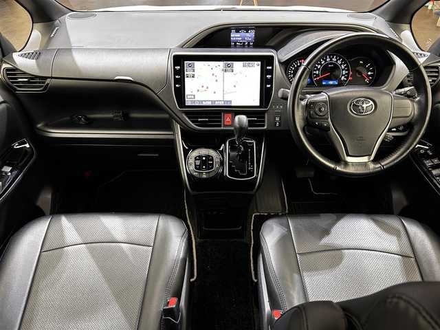 トヨタ ヴォクシー ZS 煌Ⅱ 愛媛県 2020(令2)年 5万km ホワイトパールクリスタルシャイン ・ワンオーナー/・純正ナビ(NSZN-Z68T)/(フルセグ/CD/DVD/BT)/・トヨタセーフティセンス/・純正フリップダウンモニター/・両側パワースライドドア/・バックカメラ/・前後ドライブレコーダー(DC-DR652)/・サイドサンシェード/・純正16インチアルミホイール/・純正フロアマット/・革製シートカバー/・ステアリングリモコン/・ドアバイザー/・ビルトインETC/・スペアキー/・取扱説明書/・保証書