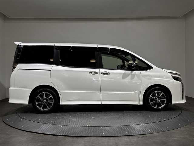 トヨタ ヴォクシー ZS 煌Ⅱ 愛媛県 2020(令2)年 5万km ホワイトパールクリスタルシャイン ・ワンオーナー/・純正ナビ(NSZN-Z68T)/(フルセグ/CD/DVD/BT)/・トヨタセーフティセンス/・純正フリップダウンモニター/・両側パワースライドドア/・バックカメラ/・前後ドライブレコーダー(DC-DR652)/・サイドサンシェード/・純正16インチアルミホイール/・純正フロアマット/・革製シートカバー/・ステアリングリモコン/・ドアバイザー/・ビルトインETC/・スペアキー/・取扱説明書/・保証書