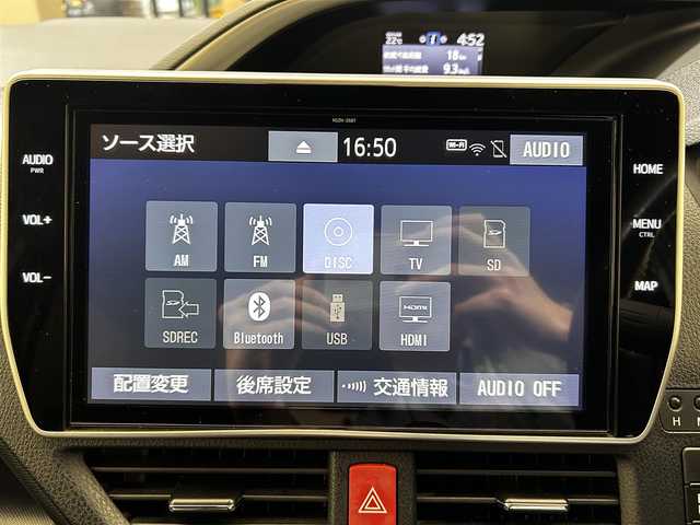 トヨタ ヴォクシー ZS 煌Ⅱ 愛媛県 2020(令2)年 5万km ホワイトパールクリスタルシャイン ・ワンオーナー/・純正ナビ(NSZN-Z68T)/(フルセグ/CD/DVD/BT)/・トヨタセーフティセンス/・純正フリップダウンモニター/・両側パワースライドドア/・バックカメラ/・前後ドライブレコーダー(DC-DR652)/・サイドサンシェード/・純正16インチアルミホイール/・純正フロアマット/・革製シートカバー/・ステアリングリモコン/・ドアバイザー/・ビルトインETC/・スペアキー/・取扱説明書/・保証書