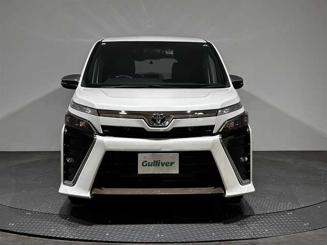 トヨタ ヴォクシー ZS 煌Ⅱ 愛媛県 2020(令2)年 5万km ホワイトパールクリスタルシャイン ・ワンオーナー/・純正ナビ(NSZN-Z68T)/(フルセグ/CD/DVD/BT)/・トヨタセーフティセンス/・純正フリップダウンモニター/・両側パワースライドドア/・バックカメラ/・前後ドライブレコーダー(DC-DR652)/・サイドサンシェード/・純正16インチアルミホイール/・純正フロアマット/・革製シートカバー/・ステアリングリモコン/・ドアバイザー/・ビルトインETC/・スペアキー/・取扱説明書/・保証書