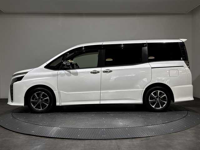 トヨタ ヴォクシー ZS 煌Ⅱ 愛媛県 2020(令2)年 5万km ホワイトパールクリスタルシャイン ・ワンオーナー/・純正ナビ(NSZN-Z68T)/(フルセグ/CD/DVD/BT)/・トヨタセーフティセンス/・純正フリップダウンモニター/・両側パワースライドドア/・バックカメラ/・前後ドライブレコーダー(DC-DR652)/・サイドサンシェード/・純正16インチアルミホイール/・純正フロアマット/・革製シートカバー/・ステアリングリモコン/・ドアバイザー/・ビルトインETC/・スペアキー/・取扱説明書/・保証書