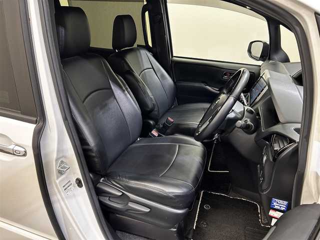 トヨタ ヴォクシー ZS 煌Ⅱ 愛媛県 2020(令2)年 5万km ホワイトパールクリスタルシャイン ・ワンオーナー/・純正ナビ(NSZN-Z68T)/(フルセグ/CD/DVD/BT)/・トヨタセーフティセンス/・純正フリップダウンモニター/・両側パワースライドドア/・バックカメラ/・前後ドライブレコーダー(DC-DR652)/・サイドサンシェード/・純正16インチアルミホイール/・純正フロアマット/・革製シートカバー/・ステアリングリモコン/・ドアバイザー/・ビルトインETC/・スペアキー/・取扱説明書/・保証書