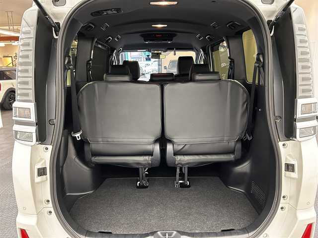 トヨタ ヴォクシー ZS 煌Ⅱ 愛媛県 2020(令2)年 5万km ホワイトパールクリスタルシャイン ・ワンオーナー/・純正ナビ(NSZN-Z68T)/(フルセグ/CD/DVD/BT)/・トヨタセーフティセンス/・純正フリップダウンモニター/・両側パワースライドドア/・バックカメラ/・前後ドライブレコーダー(DC-DR652)/・サイドサンシェード/・純正16インチアルミホイール/・純正フロアマット/・革製シートカバー/・ステアリングリモコン/・ドアバイザー/・ビルトインETC/・スペアキー/・取扱説明書/・保証書