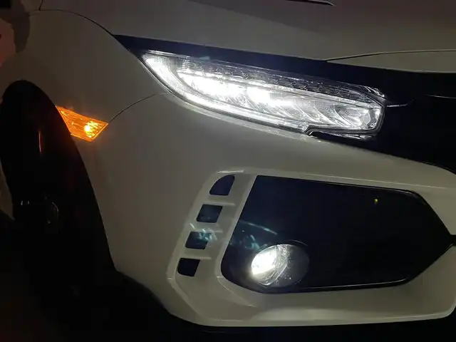 ホンダ シビック タイプR 群馬県 2017(平29)年 2.2万km チャンピオンシップホワイト 6速MT/Strada7インチナビ/・AM/FM/CD/DVD/Blu-ray/SD/Bluetooth/フルセグTV/バックカメラ/TYPE R専用設計/・フロントグリル/・エアロダイナミクスカラードバンパー（フロント/リア）/・カーボン調フロントスポイラー/・ピアノブラック大型リアスポイラー/・カラードボルテックスジェネレーター/・カーボン調サイドシルガーニッシュ/・アダプティブダンパーシステム/・サスペンション（フロント：デュアルアクシスストラット リア：マルチリンク）/専用20インチアルミホイール/Honda TYPE Rシート（フロント）/ドライブレコーダー/クルーズコントロール/純正ビルトインETC/LEDヘッドランプ