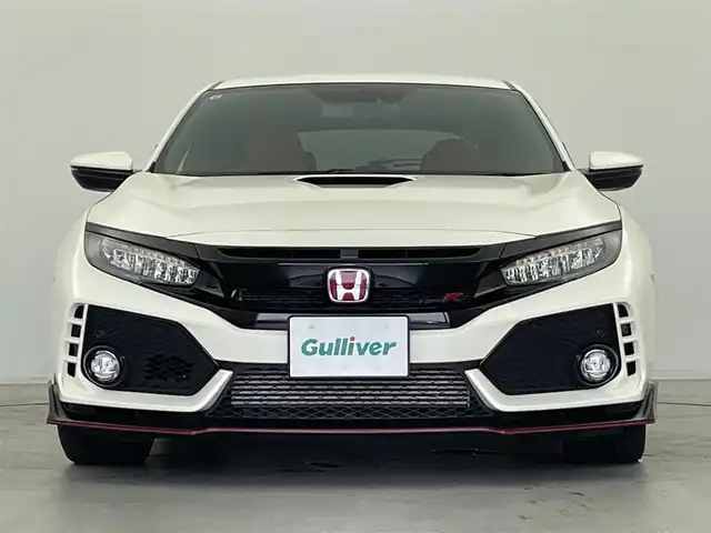 ホンダ シビック タイプR 群馬県 2017(平29)年 2.2万km チャンピオンシップホワイト 6速MT/Strada7インチナビ/・AM/FM/CD/DVD/Blu-ray/SD/Bluetooth/フルセグTV/バックカメラ/TYPE R専用設計/・フロントグリル/・エアロダイナミクスカラードバンパー（フロント/リア）/・カーボン調フロントスポイラー/・ピアノブラック大型リアスポイラー/・カラードボルテックスジェネレーター/・カーボン調サイドシルガーニッシュ/・アダプティブダンパーシステム/・サスペンション（フロント：デュアルアクシスストラット リア：マルチリンク）/専用20インチアルミホイール/Honda TYPE Rシート（フロント）/ドライブレコーダー/クルーズコントロール/純正ビルトインETC/LEDヘッドランプ
