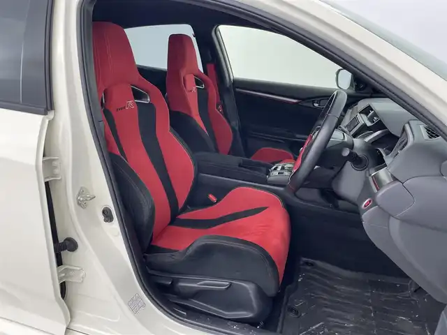 ホンダ シビック タイプR 群馬県 2017(平29)年 2.2万km チャンピオンシップホワイト 6速MT/Strada7インチナビ/・AM/FM/CD/DVD/Blu-ray/SD/Bluetooth/フルセグTV/バックカメラ/TYPE R専用設計/・フロントグリル/・エアロダイナミクスカラードバンパー（フロント/リア）/・カーボン調フロントスポイラー/・ピアノブラック大型リアスポイラー/・カラードボルテックスジェネレーター/・カーボン調サイドシルガーニッシュ/・アダプティブダンパーシステム/・サスペンション（フロント：デュアルアクシスストラット リア：マルチリンク）/専用20インチアルミホイール/Honda TYPE Rシート（フロント）/ドライブレコーダー/クルーズコントロール/純正ビルトインETC/LEDヘッドランプ