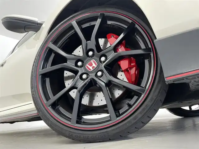ホンダ シビック タイプR 群馬県 2017(平29)年 2.2万km チャンピオンシップホワイト 6速MT/Strada7インチナビ/・AM/FM/CD/DVD/Blu-ray/SD/Bluetooth/フルセグTV/バックカメラ/TYPE R専用設計/・フロントグリル/・エアロダイナミクスカラードバンパー（フロント/リア）/・カーボン調フロントスポイラー/・ピアノブラック大型リアスポイラー/・カラードボルテックスジェネレーター/・カーボン調サイドシルガーニッシュ/・アダプティブダンパーシステム/・サスペンション（フロント：デュアルアクシスストラット リア：マルチリンク）/専用20インチアルミホイール/Honda TYPE Rシート（フロント）/ドライブレコーダー/クルーズコントロール/純正ビルトインETC/LEDヘッドランプ