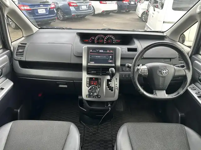 トヨタ ヴォクシー ZS 煌Z 道北・旭川 2013(平25)年 11万km ブラック (株)IDOMが運営する【じしゃロン旭川店】の自社ローン専用車両になります。こちらは現金またはオートローンご利用時の価格です。自社ローンご希望の方は別途その旨お申付け下さい/　/・純正ナビ(CD/DVD/BT/HDD/SD/フルセグ)/・バックカメラ/・ETC/・ドライブレコーダー/・ステアリングリモコン/・両側パワースライドドア/・積込スタッドレスタイヤ 社外AW 195/65R15/・プッシュスタート/・スマートキー2個/・フォグランプ/・取扱説明書