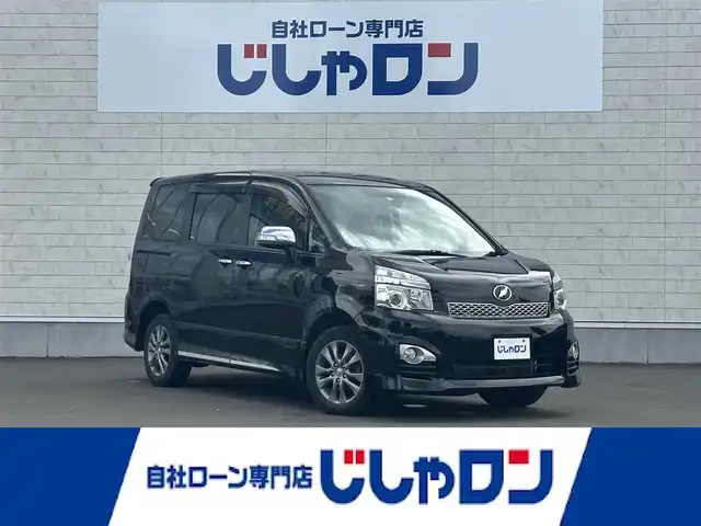 トヨタ ヴォクシー ZS 煌Z 道北・旭川 2013(平25)年 11万km ブラック (株)IDOMが運営する【じしゃロン旭川店】の自社ローン専用車両になります。こちらは現金またはオートローンご利用時の価格です。自社ローンご希望の方は別途その旨お申付け下さい/　/・純正ナビ(CD/DVD/BT/HDD/SD/フルセグ)/・バックカメラ/・ETC/・ドライブレコーダー/・ステアリングリモコン/・両側パワースライドドア/・積込スタッドレスタイヤ 社外AW 195/65R15/・プッシュスタート/・スマートキー2個/・フォグランプ/・取扱説明書
