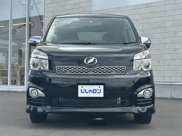 トヨタ ヴォクシー ZS 煌Z 道北・旭川 2013(平25)年 11万km ブラック (株)IDOMが運営する【じしゃロン旭川店】の自社ローン専用車両になります。こちらは現金またはオートローンご利用時の価格です。自社ローンご希望の方は別途その旨お申付け下さい/　/・純正ナビ(CD/DVD/BT/HDD/SD/フルセグ)/・バックカメラ/・ETC/・ドライブレコーダー/・ステアリングリモコン/・両側パワースライドドア/・積込スタッドレスタイヤ 社外AW 195/65R15/・プッシュスタート/・スマートキー2個/・フォグランプ/・取扱説明書