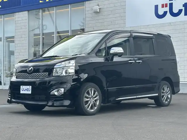 トヨタ ヴォクシー ZS 煌Z 道北・旭川 2013(平25)年 11万km ブラック (株)IDOMが運営する【じしゃロン旭川店】の自社ローン専用車両になります。こちらは現金またはオートローンご利用時の価格です。自社ローンご希望の方は別途その旨お申付け下さい/　/・純正ナビ(CD/DVD/BT/HDD/SD/フルセグ)/・バックカメラ/・ETC/・ドライブレコーダー/・ステアリングリモコン/・両側パワースライドドア/・積込スタッドレスタイヤ 社外AW 195/65R15/・プッシュスタート/・スマートキー2個/・フォグランプ/・取扱説明書