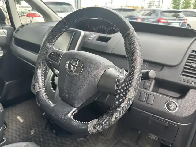 トヨタ ヴォクシー ZS 煌Z 道北・旭川 2013(平25)年 11万km ブラック (株)IDOMが運営する【じしゃロン旭川店】の自社ローン専用車両になります。こちらは現金またはオートローンご利用時の価格です。自社ローンご希望の方は別途その旨お申付け下さい/　/・純正ナビ(CD/DVD/BT/HDD/SD/フルセグ)/・バックカメラ/・ETC/・ドライブレコーダー/・ステアリングリモコン/・両側パワースライドドア/・積込スタッドレスタイヤ 社外AW 195/65R15/・プッシュスタート/・スマートキー2個/・フォグランプ/・取扱説明書