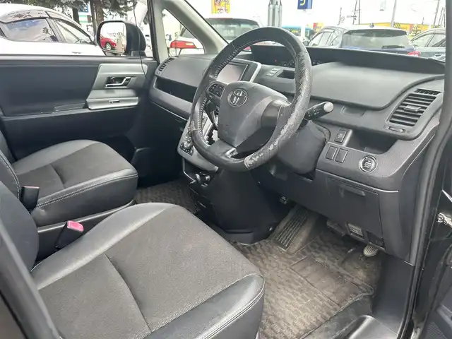 トヨタ ヴォクシー ZS 煌Z 道北・旭川 2013(平25)年 11万km ブラック (株)IDOMが運営する【じしゃロン旭川店】の自社ローン専用車両になります。こちらは現金またはオートローンご利用時の価格です。自社ローンご希望の方は別途その旨お申付け下さい/　/・純正ナビ(CD/DVD/BT/HDD/SD/フルセグ)/・バックカメラ/・ETC/・ドライブレコーダー/・ステアリングリモコン/・両側パワースライドドア/・積込スタッドレスタイヤ 社外AW 195/65R15/・プッシュスタート/・スマートキー2個/・フォグランプ/・取扱説明書