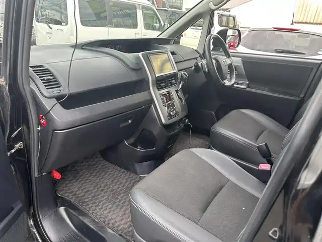 トヨタ ヴォクシー ZS 煌Z 道北・旭川 2013(平25)年 11万km ブラック (株)IDOMが運営する【じしゃロン旭川店】の自社ローン専用車両になります。こちらは現金またはオートローンご利用時の価格です。自社ローンご希望の方は別途その旨お申付け下さい/　/・純正ナビ(CD/DVD/BT/HDD/SD/フルセグ)/・バックカメラ/・ETC/・ドライブレコーダー/・ステアリングリモコン/・両側パワースライドドア/・積込スタッドレスタイヤ 社外AW 195/65R15/・プッシュスタート/・スマートキー2個/・フォグランプ/・取扱説明書