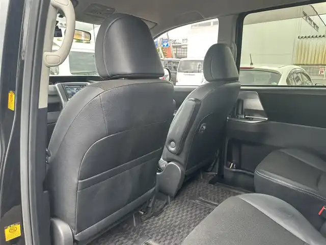 トヨタ ヴォクシー ZS 煌Z 道北・旭川 2013(平25)年 11万km ブラック (株)IDOMが運営する【じしゃロン旭川店】の自社ローン専用車両になります。こちらは現金またはオートローンご利用時の価格です。自社ローンご希望の方は別途その旨お申付け下さい/　/・純正ナビ(CD/DVD/BT/HDD/SD/フルセグ)/・バックカメラ/・ETC/・ドライブレコーダー/・ステアリングリモコン/・両側パワースライドドア/・積込スタッドレスタイヤ 社外AW 195/65R15/・プッシュスタート/・スマートキー2個/・フォグランプ/・取扱説明書