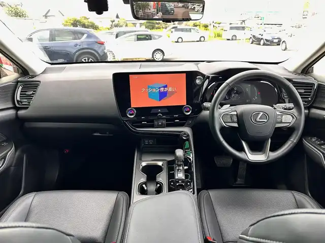 レクサス ＮＸ 250 バージョンL 宮城県 2023(令5)年 1.1万km ソニッククォーツ ムーンルーフ/デジタルインナーミラー/＝＝＝/セーフティシステムプラス/・プリクラッシュセーフティ/・レーンディパーチャーアラート/・レーントレーシングアシスト/・レーダークルーズコントロール/・ロードサインアシスト/・発進遅れ告知機能/・ドライバー異常時対応システム/・プロアクティブドライビングアシスト/・アダプティブハイビームシステム/・緊急時操舵支援/・フロントクロストラフィックアラート/・レーンチェンジアシスト/ブラインドスポットモニター/パーキングサポートブレーキ（前後方静止物/後方接近車両/後方歩行者）/カラーヘッドアップディスプレイ/14インチディスプレイオーディオプラス/・車載ナビ/・Bluetooth/パノラミックビューモニター/ビルトインETC2.0/ドライブレコーダー/AC100V/100W/ハンズフリーパワーバックドア/革シート/ステアヒーター/シートヒーター（前席/後席）/ベンチレーション（前席）/パワーシート（運転席メモリー機能付）/後席電動格納機能/3眼フルLEDヘッドランプ