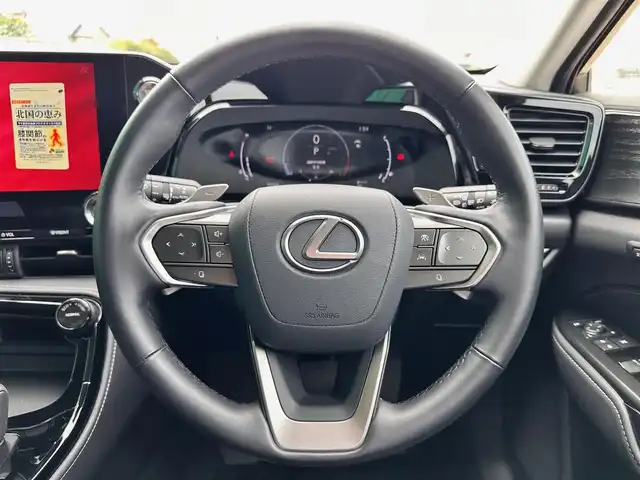 レクサス ＮＸ 250 バージョンL 宮城県 2023(令5)年 1.1万km ソニッククォーツ ムーンルーフ/デジタルインナーミラー/＝＝＝/セーフティシステムプラス/・プリクラッシュセーフティ/・レーンディパーチャーアラート/・レーントレーシングアシスト/・レーダークルーズコントロール/・ロードサインアシスト/・発進遅れ告知機能/・ドライバー異常時対応システム/・プロアクティブドライビングアシスト/・アダプティブハイビームシステム/・緊急時操舵支援/・フロントクロストラフィックアラート/・レーンチェンジアシスト/ブラインドスポットモニター/パーキングサポートブレーキ（前後方静止物/後方接近車両/後方歩行者）/カラーヘッドアップディスプレイ/14インチディスプレイオーディオプラス/・車載ナビ/・Bluetooth/パノラミックビューモニター/ビルトインETC2.0/ドライブレコーダー/AC100V/100W/ハンズフリーパワーバックドア/革シート/ステアヒーター/シートヒーター（前席/後席）/ベンチレーション（前席）/パワーシート（運転席メモリー機能付）/後席電動格納機能/3眼フルLEDヘッドランプ