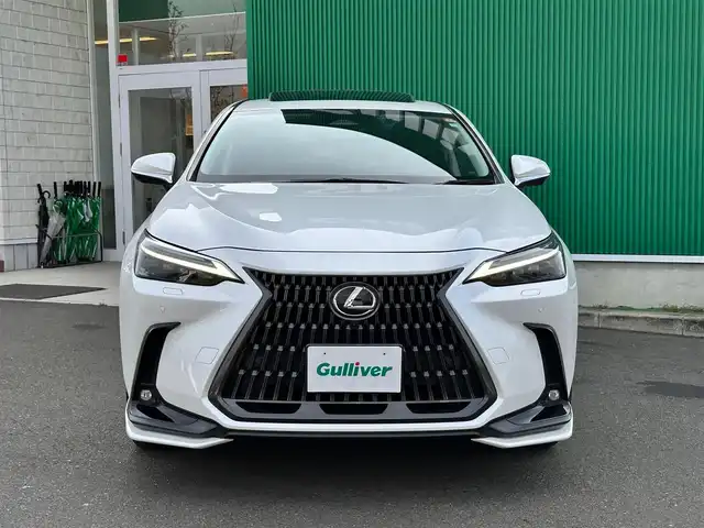 レクサス ＮＸ 250 バージョンL 宮城県 2023(令5)年 1.1万km ソニッククォーツ ムーンルーフ/デジタルインナーミラー/＝＝＝/セーフティシステムプラス/・プリクラッシュセーフティ/・レーンディパーチャーアラート/・レーントレーシングアシスト/・レーダークルーズコントロール/・ロードサインアシスト/・発進遅れ告知機能/・ドライバー異常時対応システム/・プロアクティブドライビングアシスト/・アダプティブハイビームシステム/・緊急時操舵支援/・フロントクロストラフィックアラート/・レーンチェンジアシスト/ブラインドスポットモニター/パーキングサポートブレーキ（前後方静止物/後方接近車両/後方歩行者）/カラーヘッドアップディスプレイ/14インチディスプレイオーディオプラス/・車載ナビ/・Bluetooth/パノラミックビューモニター/ビルトインETC2.0/ドライブレコーダー/AC100V/100W/ハンズフリーパワーバックドア/革シート/ステアヒーター/シートヒーター（前席/後席）/ベンチレーション（前席）/パワーシート（運転席メモリー機能付）/後席電動格納機能/3眼フルLEDヘッドランプ