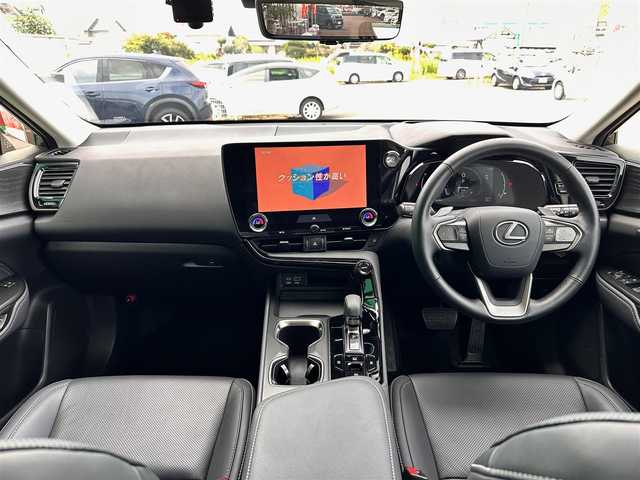 レクサス ＮＸ 250 バージョンL 神奈川県 2023(令5)年 1.1万km ソニッククォーツ 14インチディスプレイオーディオプラス/　・全方位カメラ/　・フルセグTV/BT/AppleCarPlay/AndroidAuto/OP/　・純正エアロ/　・ムーンルーフ/Lexus Safety System ＋/　・レーンディパーチャーアラート/　・レーントレーシングアシスト/　・レーダークルーズコントロール/　・ロードサインアシスト/　・発進遅れ告知機能/　・ドライバー異常時対応システム/　・プロアクティブドライビングアシスト/本革シート/　・前席シートベンチレーション＋シートヒーター/　・後席シートヒーター/ビルトインETC2.0/前後ドライブレコーダー/AC100V/100W/ハンズフリーパワーバックドア/スマートキー×3