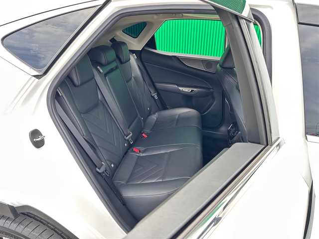 レクサス ＮＸ 250 バージョンL 神奈川県 2023(令5)年 1.1万km ソニッククォーツ 14インチディスプレイオーディオプラス/　・全方位カメラ/　・フルセグTV/BT/AppleCarPlay/AndroidAuto/OP/　・純正エアロ/　・ムーンルーフ/Lexus Safety System ＋/　・レーンディパーチャーアラート/　・レーントレーシングアシスト/　・レーダークルーズコントロール/　・ロードサインアシスト/　・発進遅れ告知機能/　・ドライバー異常時対応システム/　・プロアクティブドライビングアシスト/本革シート/　・前席シートベンチレーション＋シートヒーター/　・後席シートヒーター/ビルトインETC2.0/前後ドライブレコーダー/AC100V/100W/ハンズフリーパワーバックドア/スマートキー×3