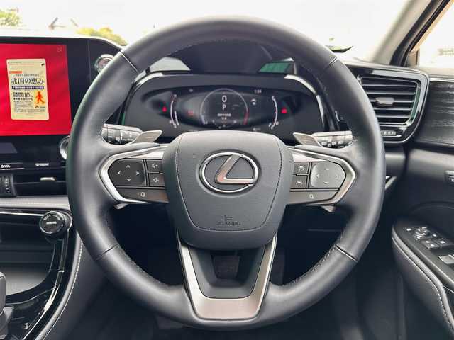 レクサス ＮＸ 250 バージョンL 神奈川県 2023(令5)年 1.1万km ソニッククォーツ 14インチディスプレイオーディオプラス/　・全方位カメラ/　・フルセグTV/BT/AppleCarPlay/AndroidAuto/OP/　・純正エアロ/　・ムーンルーフ/Lexus Safety System ＋/　・レーンディパーチャーアラート/　・レーントレーシングアシスト/　・レーダークルーズコントロール/　・ロードサインアシスト/　・発進遅れ告知機能/　・ドライバー異常時対応システム/　・プロアクティブドライビングアシスト/本革シート/　・前席シートベンチレーション＋シートヒーター/　・後席シートヒーター/ビルトインETC2.0/前後ドライブレコーダー/AC100V/100W/ハンズフリーパワーバックドア/スマートキー×3
