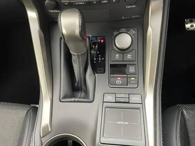 レクサス ＮＸ 300h Fスポーツ 熊本県 2014(平26)年 5.4万km ブラック サンルーフ　/純正ナビ（ＣＤ・ＤＶＤ・フルセグ・ＢＴ・ＳＤ・ＵＳＢ）/純正前方ドライブレコーダー　/全周囲カメラ　/ＥＴＣ　/レーダークルーズコントロール　/前後クリアランスソナー/ブラインドスポットモニター　/前席エアーシート　/前後シートヒーター/ステアリングヒーター/衝突軽減ブレーキ/横滑り防止/純正フロアマット/純正１８インチAW/オートライト/三眼LEDヘッドライト/フォグライト/スマートキー/プッシュスタート