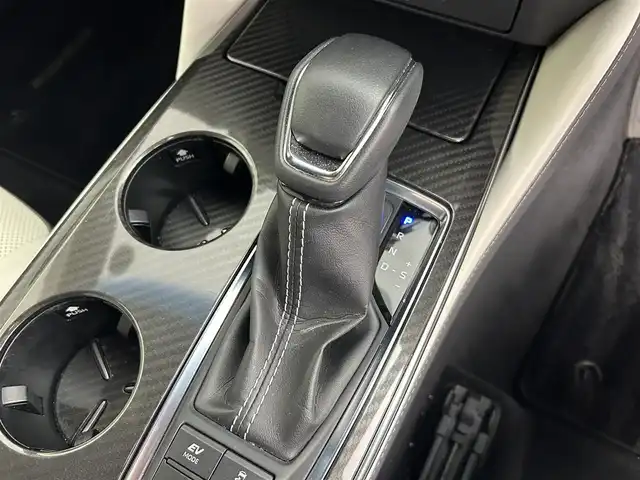トヨタ クラウン ハイブリッド RS アドバンス Four 道央・札幌 2018(平30)年 6.6万km ホワイトパールクリスタルシャイン ・4WD/・衝突被害軽減ブレーキ/・レーンキープアシスト/・レーダークルーズコントロール/・オートハイビーム/・ブラインドスポットモニター/・メーカーナビ/【フルセグ/BT/CD/DVD】/・全方位カメラ/・シートベンチレーション/・純正エンジンスターター/・パドルシフト/・ステアリングスイッチ/・純正ドライブレコーダー/・オートブレーキホールド/・積込純正17インチAW付冬タイヤ/【215/55R17残5mm】