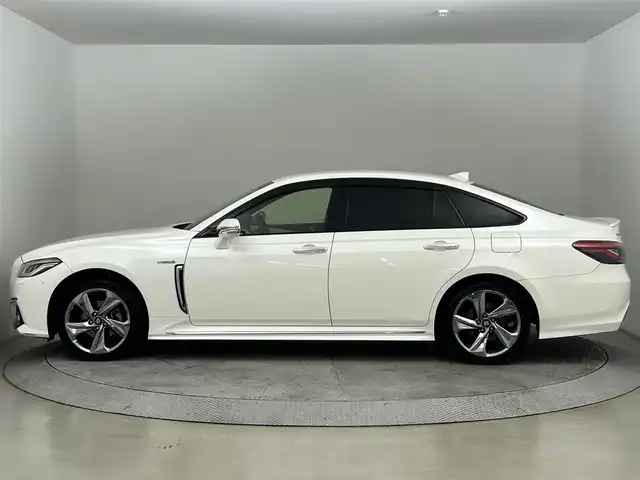 トヨタ クラウン ハイブリッド RS アドバンス Four 道央・札幌 2018(平30)年 6.6万km ホワイトパールクリスタルシャイン ・4WD/・衝突被害軽減ブレーキ/・レーンキープアシスト/・レーダークルーズコントロール/・オートハイビーム/・ブラインドスポットモニター/・メーカーナビ/【フルセグ/BT/CD/DVD】/・全方位カメラ/・シートベンチレーション/・純正エンジンスターター/・パドルシフト/・ステアリングスイッチ/・純正ドライブレコーダー/・オートブレーキホールド/・積込純正17インチAW付冬タイヤ/【215/55R17残5mm】