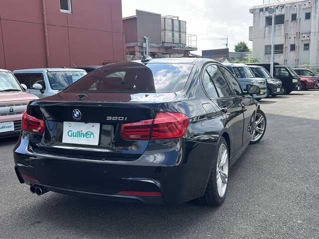 ＢＭＷ ３２０ｉ Mスポーツ 宮崎県 2017(平29)年 9.2万km サファイアブラックP 純正ＨＤＤナビ　Ｂｌｕｅｔｏｏｔｈ接続　ＣＤ再生　バックカメラ、運転席助手席パワーシート　ＥＴＣ、ＢＳＭ　前方ドライブレコーダー　純正アルミホイール１８インチ　純正フロアマット
