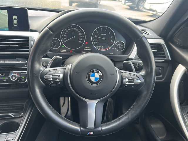 ＢＭＷ ３２０ｉ Mスポーツ 宮崎県 2017(平29)年 9.2万km サファイアブラックP 純正ＨＤＤナビ　Ｂｌｕｅｔｏｏｔｈ接続　ＣＤ再生　バックカメラ、運転席助手席パワーシート　ＥＴＣ、ＢＳＭ　前方ドライブレコーダー　純正アルミホイール１８インチ　純正フロアマット