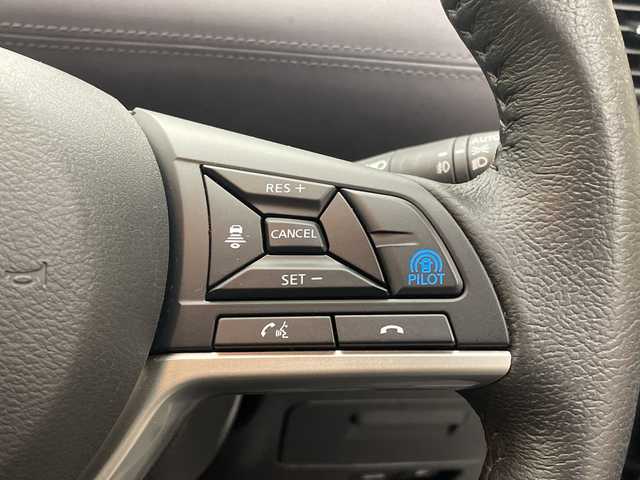 日産 セレナ ハイウェイスター V 愛媛県 2021(令3)年 3.7万km ブリリアントシルバー 純正10インチナビ/Bluetooth/フルセグ/USB/バックカメラ/プロパイロット/フリップダウンモニター/両側電動スライドドア/衝突被害軽減ブレーキ/レーンキープアシスト/前後コーナーセンサー/ブラインドスポットモニター/LEDヘッドライト/オートライト/ウォークスルー/プッシュスタート/電動格納ミラー/保証書